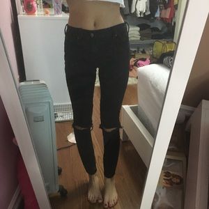 black skinny jeans with rips in the knees